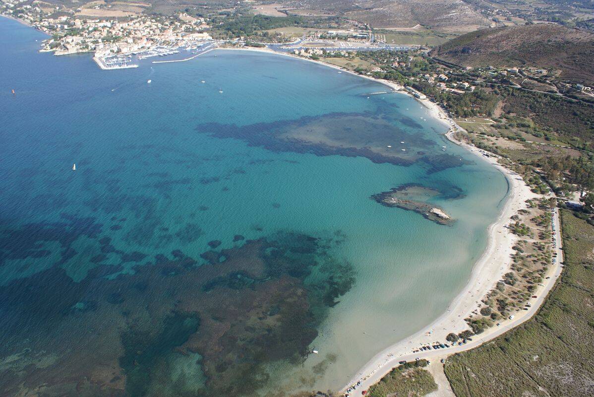 Saint Florent au fond, la plage de la Roya au 1er plan et notre camping-village entre les 2... - Camping Kalliste, France, Corse, Saint-Florent