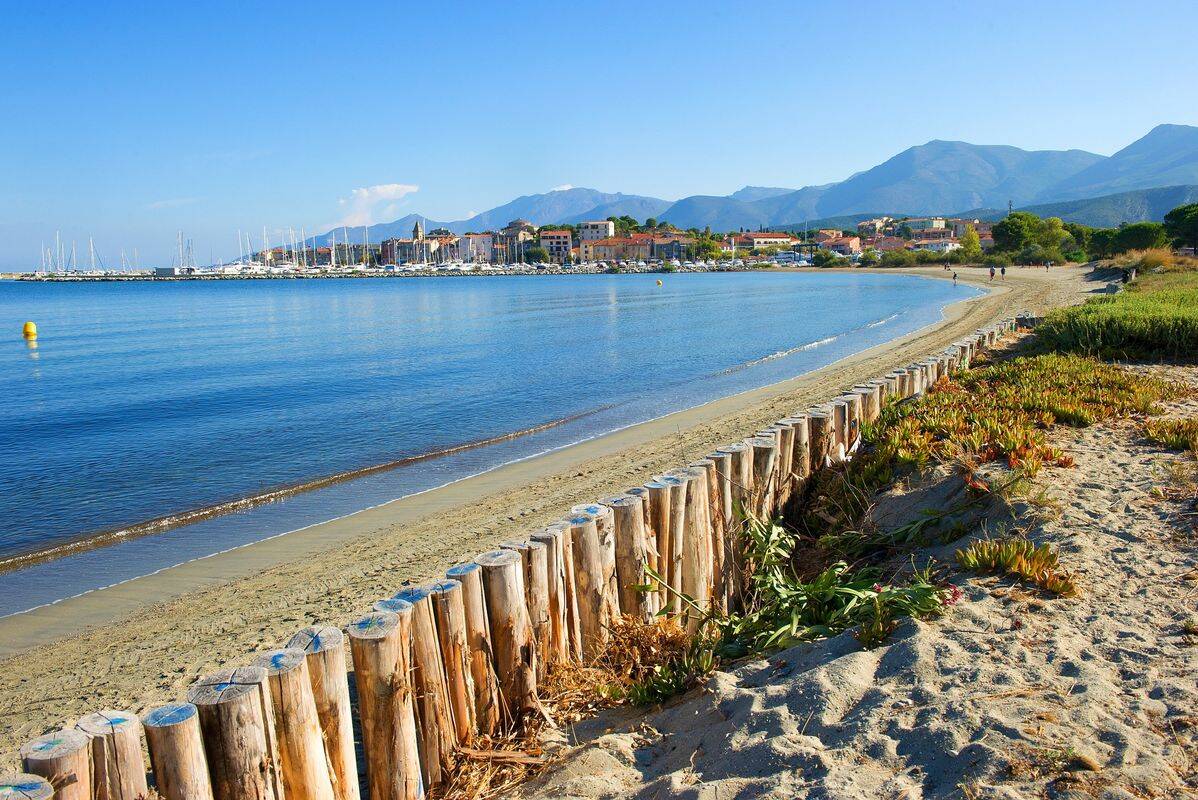 Accès à Saint-Florent par la plage (500 m) - Camping Kalliste, France, Corse, Saint-Florent