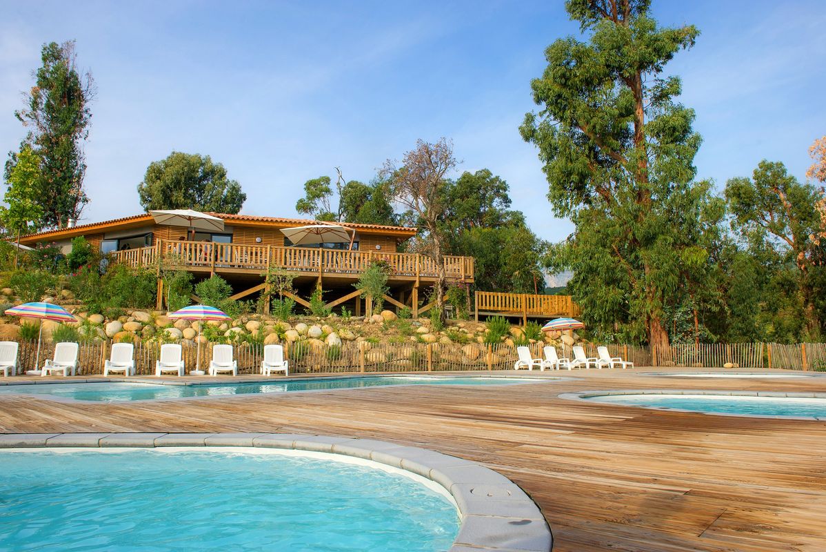 Notre espace aquatique, piscine lagunaire, bains à remous et vaste solarium.  - Camping Sole Di Sari, France, Corse, Sari-Solenzara