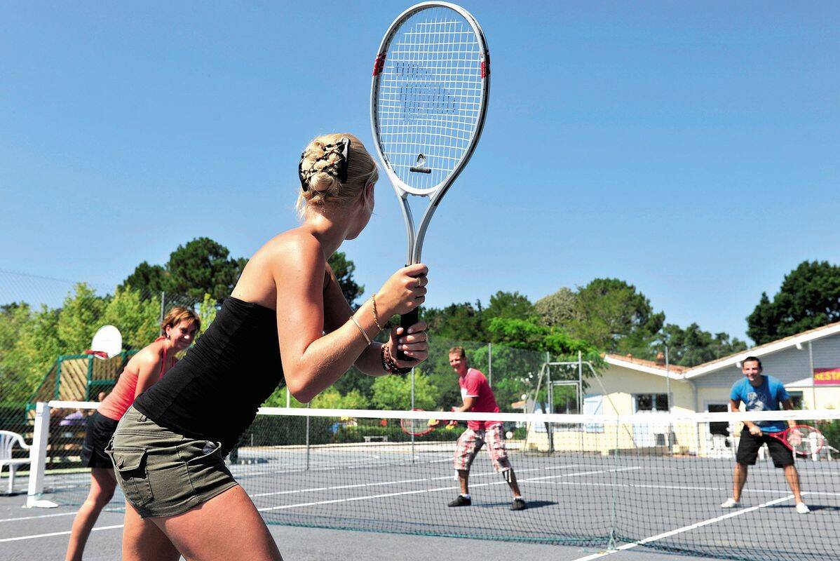 En duo, en double, en famille ou entre amis... il y a toujours une possibilité de se dépenser sur le court de tennis du camping le Soleil des Landes. - Camping Le Soleil des Landes, France, Les Landes, Lit-et-Mixe