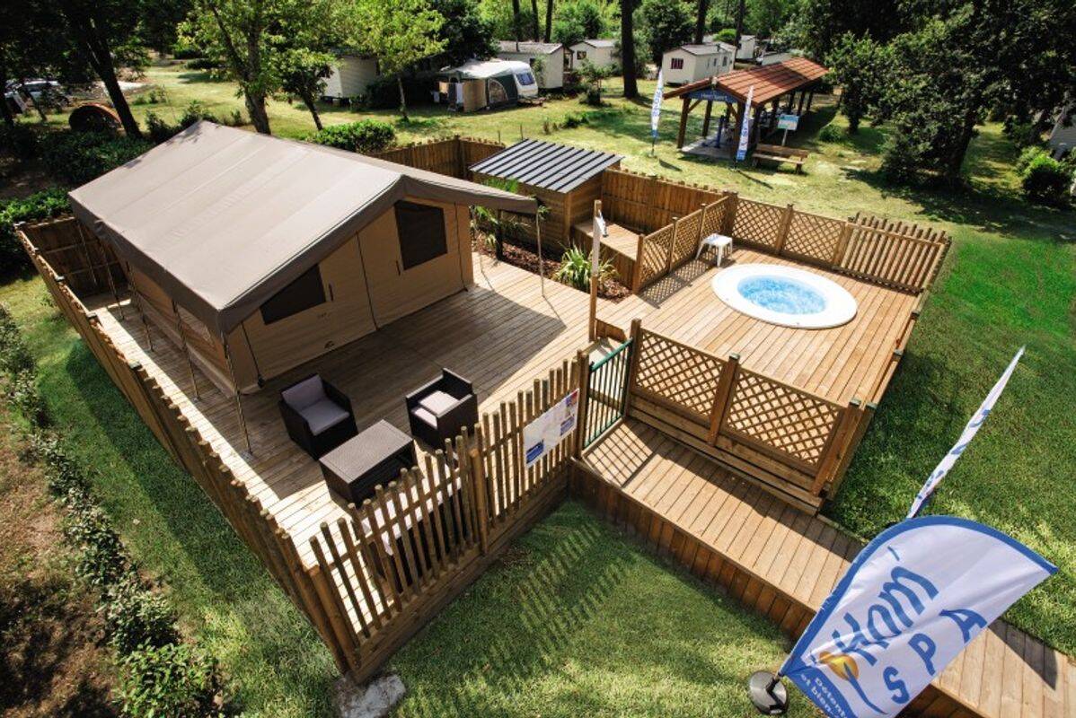 Hom'Spa : bain à remous, soins esthétiques visage et corps, massages, coiffure... en plein air - Camping Le Soleil des Landes, France, Les Landes, Lit-et-Mixe