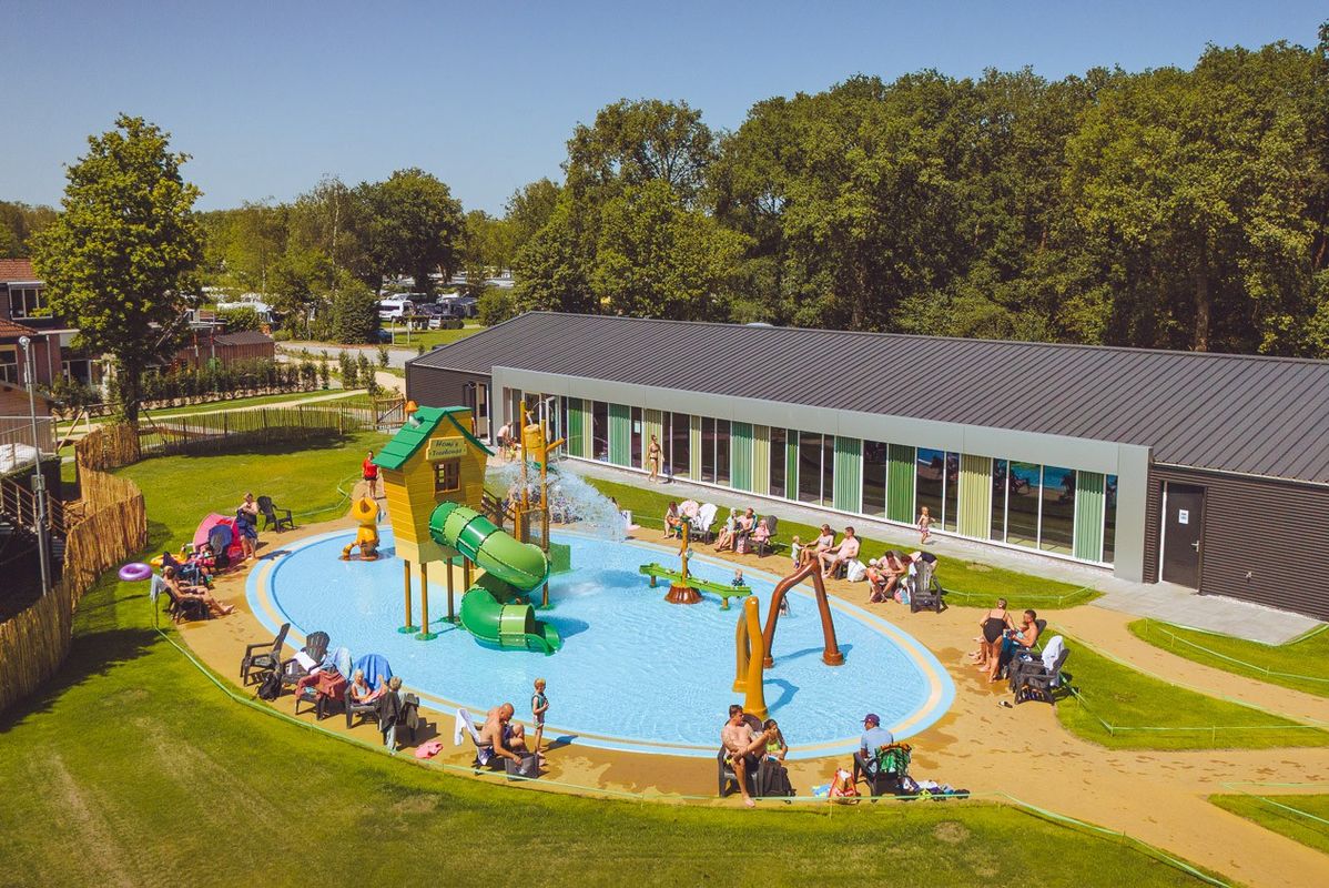 Nouveauté 2024 : piscine couverte avec pataugeoire &amp; jeux d'eau  - Camping Marvilla Parks Kaatsheuvel, Pays-Bas, Brabant-Septentrional, Kaatsheuvel