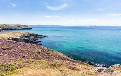 Profitez de la proximité de la plage pour vous détendre les pieds dans le sable ! - Camping Le Domaine de Ker Ys, France, Bretagne, St Nic
