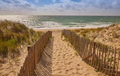 Accès pédestre direct à la plage ! - Camping Les Chardons Bleus de la Turballe, France, Pays de la Loire, La Turballe